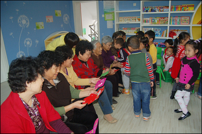济南市七里山幼儿园:感恩重阳 老幼同乐
